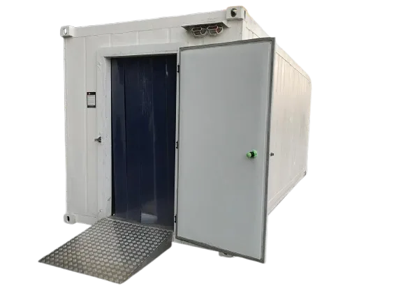 Container refrigerado com porta de câmara aberta e rampa de acesso