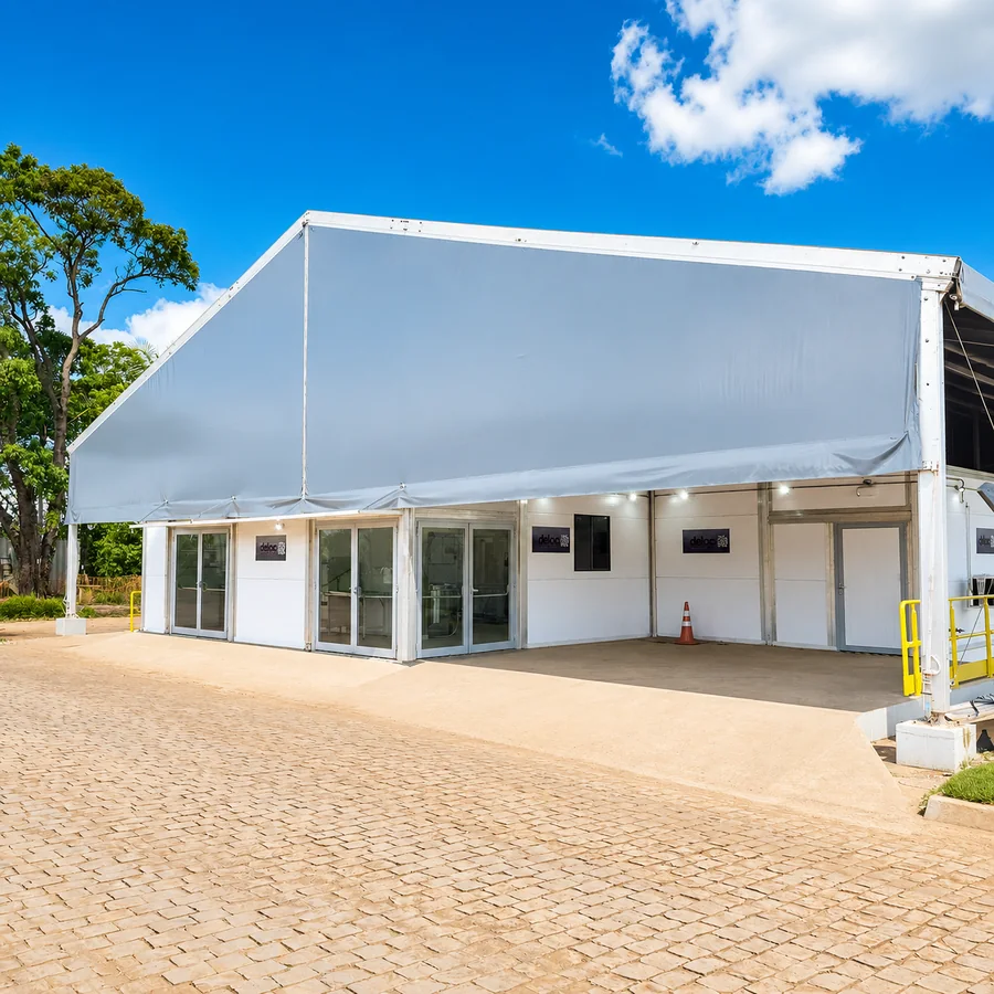 Cozinha container modular Deloc montada, com portas de acesso, janelas e climatização
